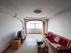 威海荣成荣成市区荷塘南区5楼3室,家具家电齐全,随时看房700每月。出租房源真实图片