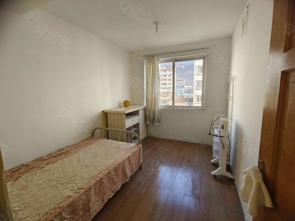 青岛李沧金水路明秀山庄长短租都可宾川路附近明秀山庄套三简单家具