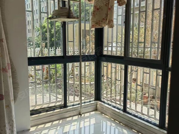 无锡宜兴宜城金城花园b2区出租金城花园,一楼带花园,两室两厅,精装