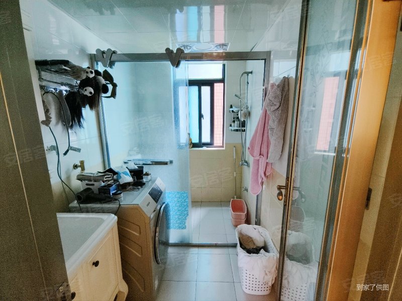 高楼层采光充足 商业配套成熟 板楼 临地铁 小三居 出行方便,阳光汇