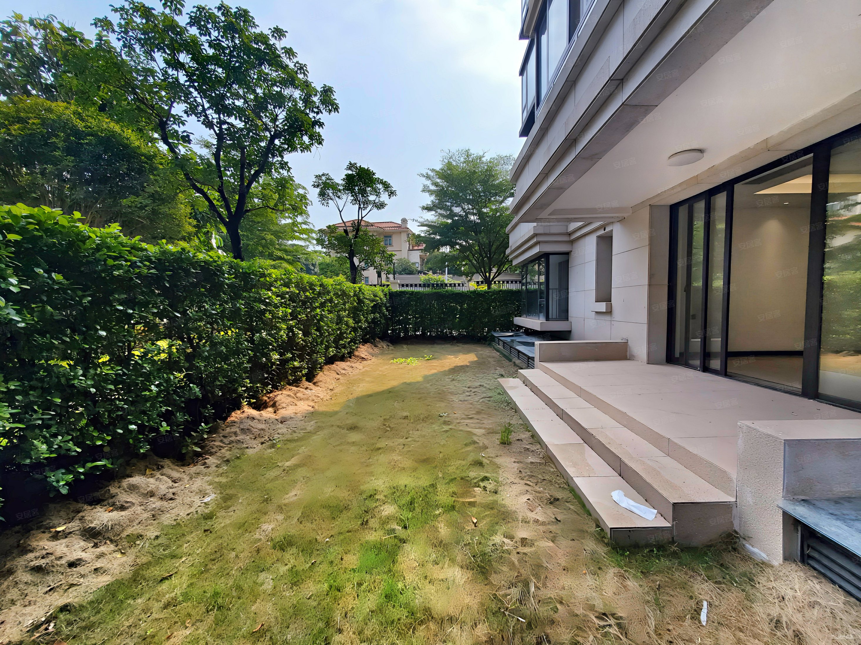 东盟商务区洋房底复,地上一层地下一层,带前后花园75萍,彰泰红二手房