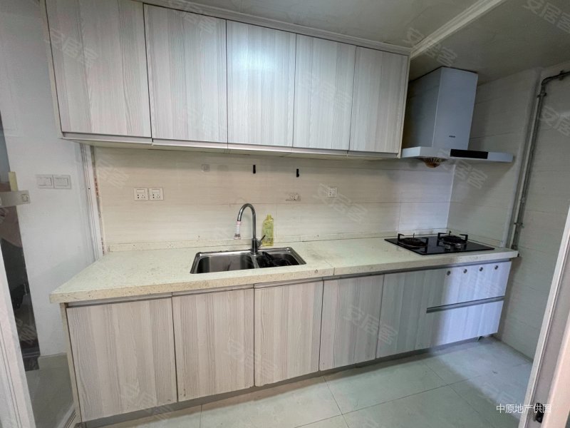 精装修三房二厅拎包入住地铁口,金鼎大厦二手房,368万,3室2厅,1卫,76