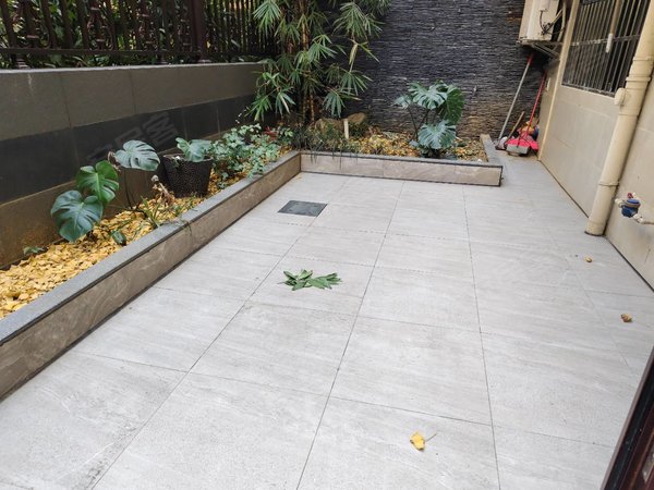 桂林象山中山南路彰泰鸣翠新城万象城旁彰泰鸣翠新都带院子拎包入住!出租1000元月出租房源真实图片