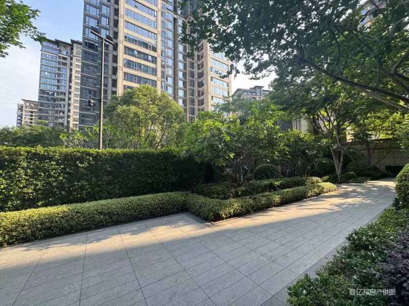 中骏天宸 豪装5房4卫 前后看中庭 一梯一户 带车位两个