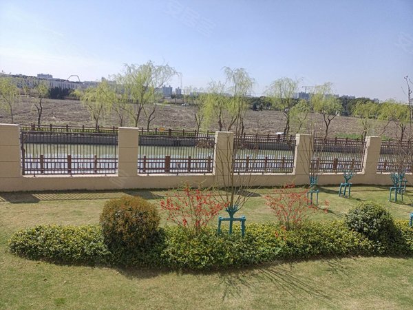 上海金山枫泾华发招商依云四季高档小区周边配套设施齐全出入方便