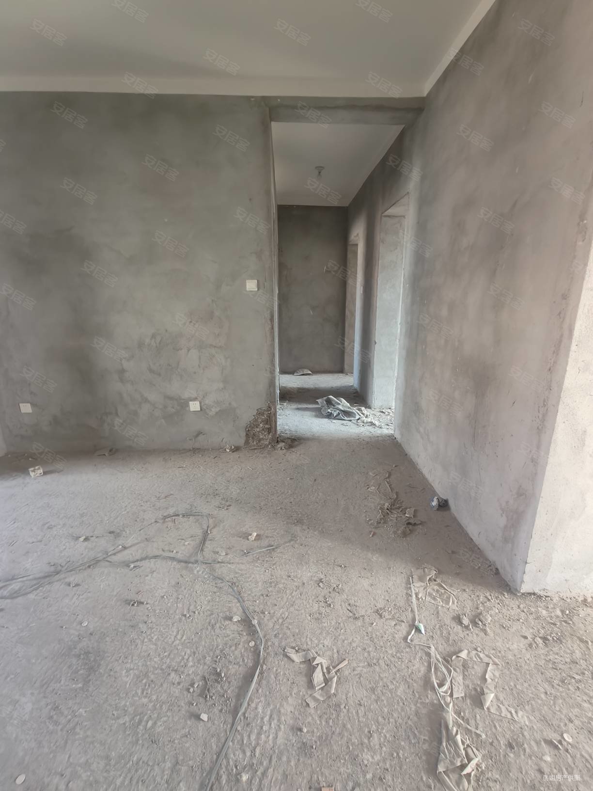 财富广场3室2厅1卫122㎡南北33万