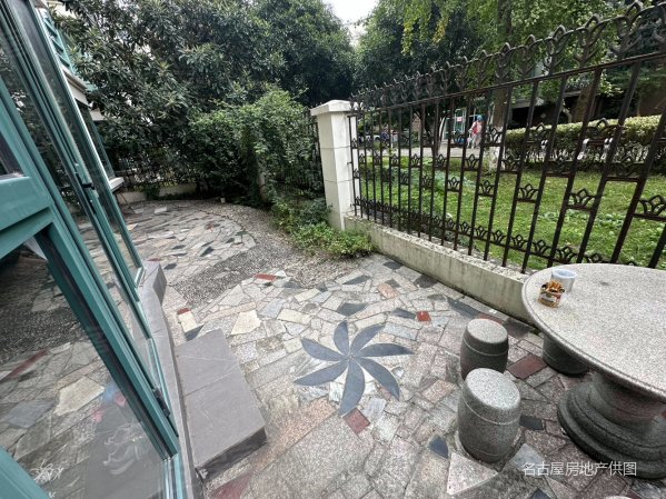 地铁口易生活旁 童话小区格林花园 一楼带超大花园 带车位急售