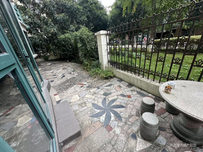 地铁口易生活旁 童话小区格林花园 一楼带超大花园 带车位急售