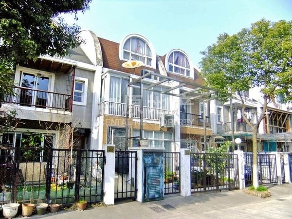 上海宝山上海大学锦秋花园(公寓住宅)主卧朝南,联排别墅,小区中心位置