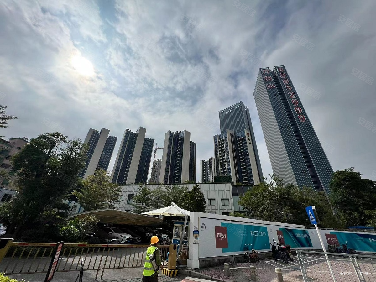 满五住房88平电梯房精装修4室2厅楼层好视野