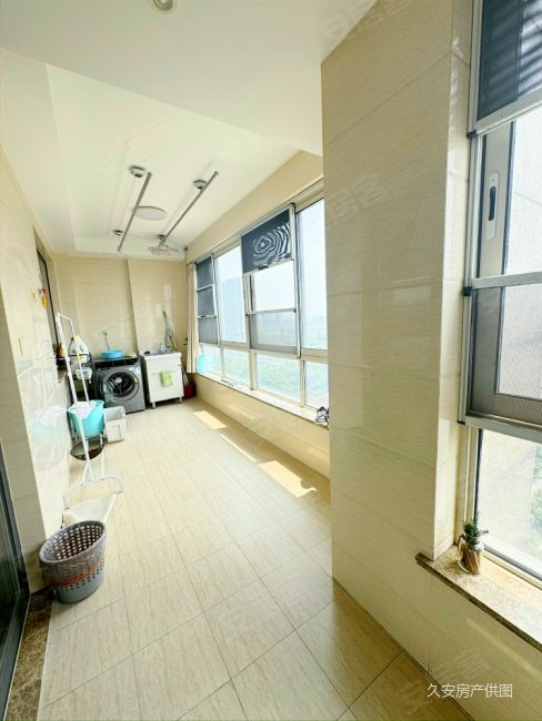 东湖公馆景观房  排边套188平3室2厅2卫中装当毛胚卖