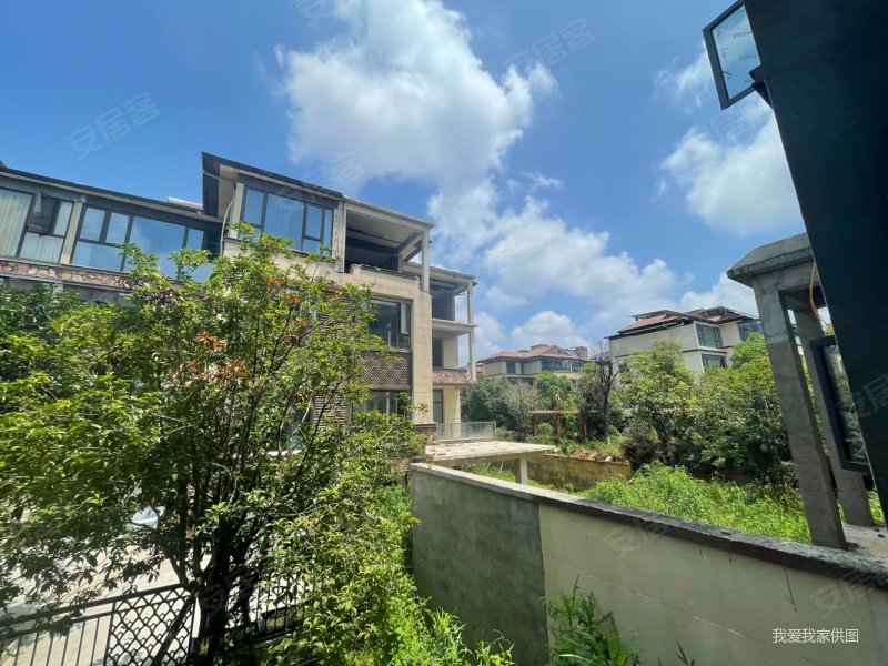 使用面积达四百平方米,汉港凯旋城(别墅)二手房,308万,5室2厅,4卫,162