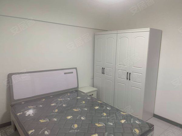 郑州郑东新区龙子湖丰客隆商住楼龙之湖第一小学对面 丰客隆购物广场