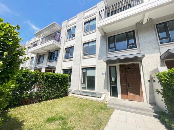 苏州常熟尚湖融创镜湖宸院(别墅)245平联排别墅,全新毛坯可长租地下室