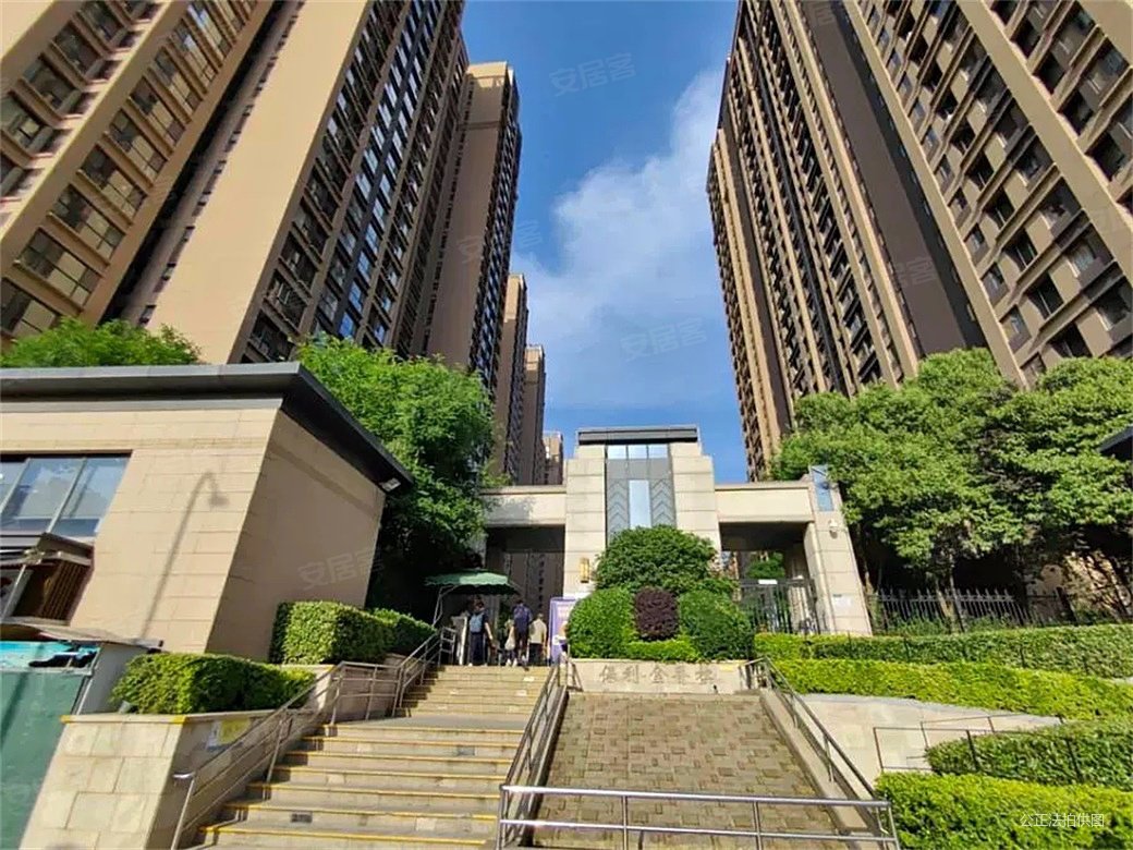 三桥地铁口保利金香槟降94w136平四室176w按揭法拍房