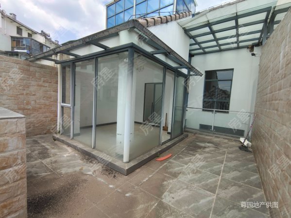 联排别墅上下四层实际400平带100平花园