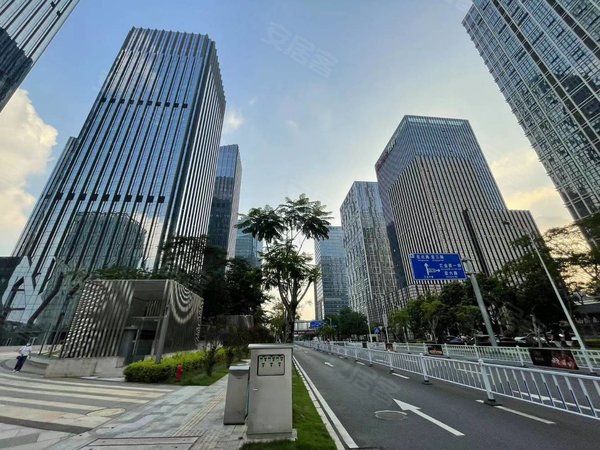 东莞南城南城车站浙商大厦(商住楼)哈地地铁口旁50米,特价急租,很新大