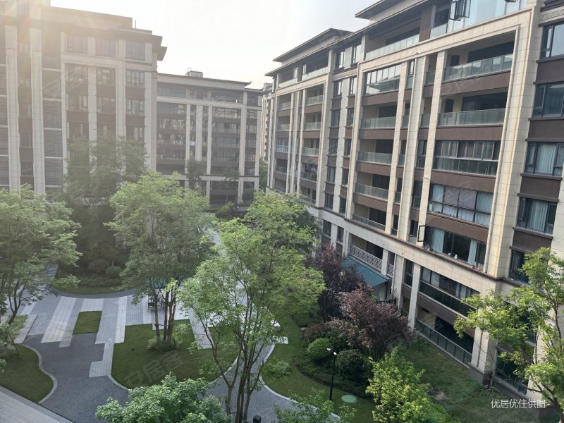 融创九棠府四房二卫临河洋房100万急售!