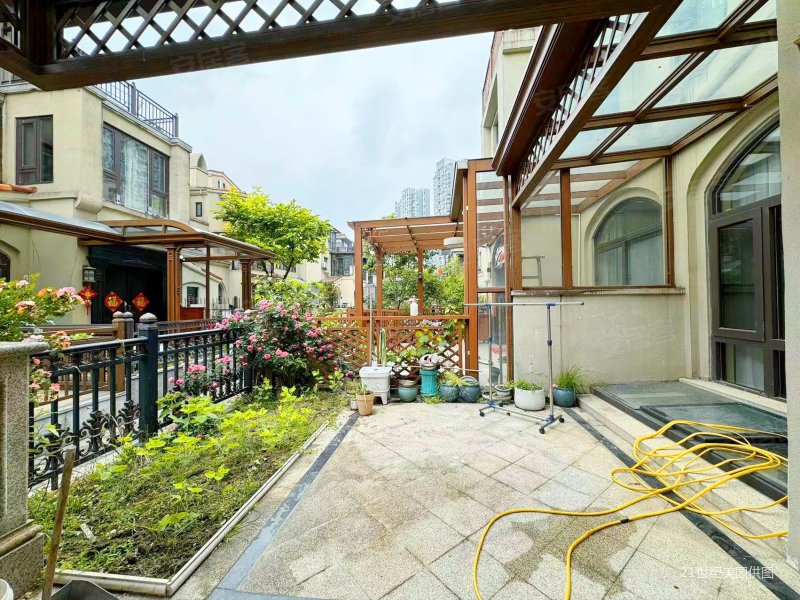 伊萨卡地铁口边套排屋!豪装自住!业主维护非常好!也扩建好多面