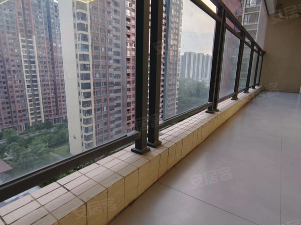 深圳龙岗龙城国际清林半山花园花园中间143平 三个阳台 拎包入住 随时