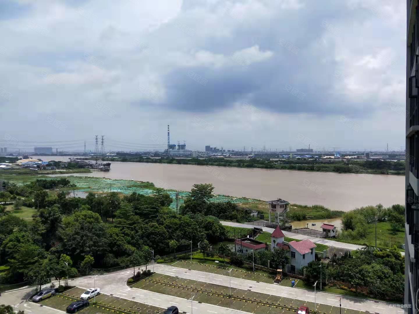 旁东畔岛单价8千多一方电梯四房三卫,阳台可以望江,美的御海东郡二手