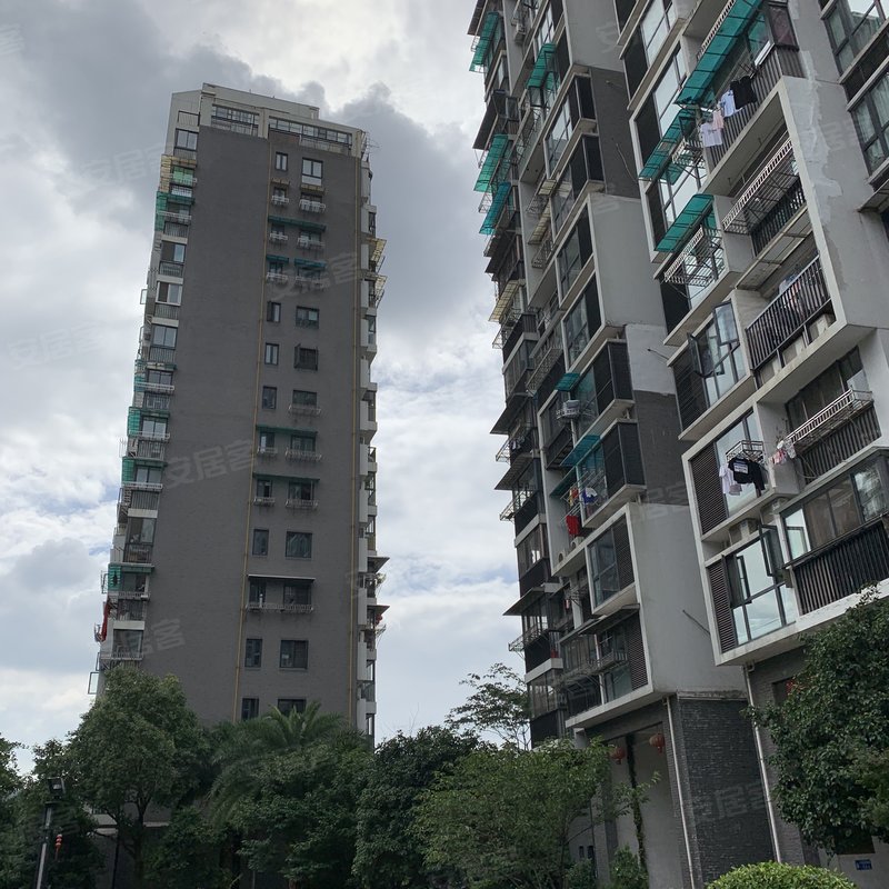 小区设有凉亭;儿童滑滑梯;健身器材一应俱全;还有水池花园.