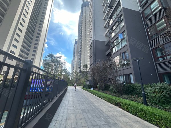 昆明五华泛亚科技新区万科城阅峰上昆八中 万科城三期三房二厅精装修