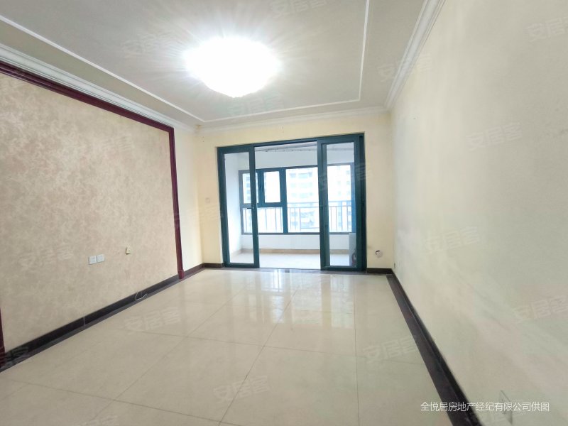 4面朝阳的户型,2梯3户,无连廊,小区人工湖景,中层,急售,恒大雅苑(东区