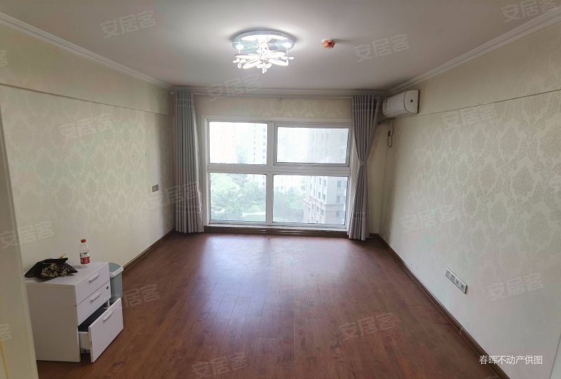 风尚米兰公交车站台地铁口 装修保养很不错 拎包入住