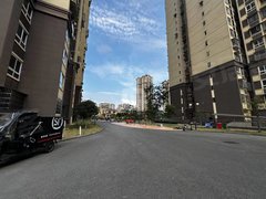广安岳池大西街东城明珠附近电梯房，房子干净，拎包入住。家具家电齐全。随时看出租房源真实图片