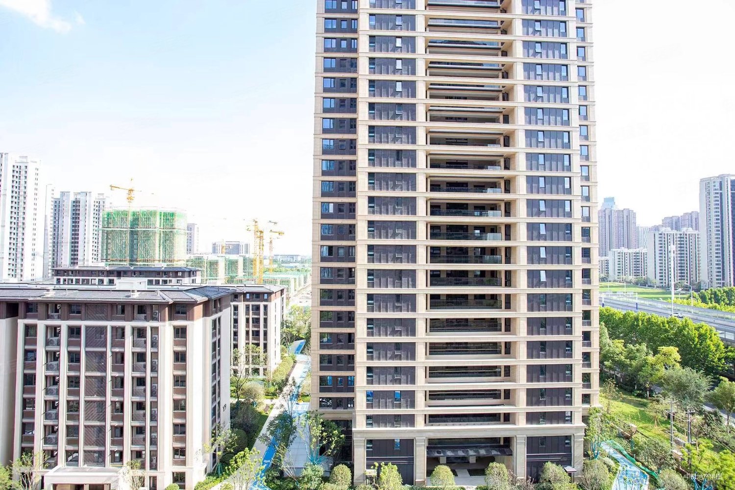 省府中轴绿城兰园中层精装采光刺眼138平390上下