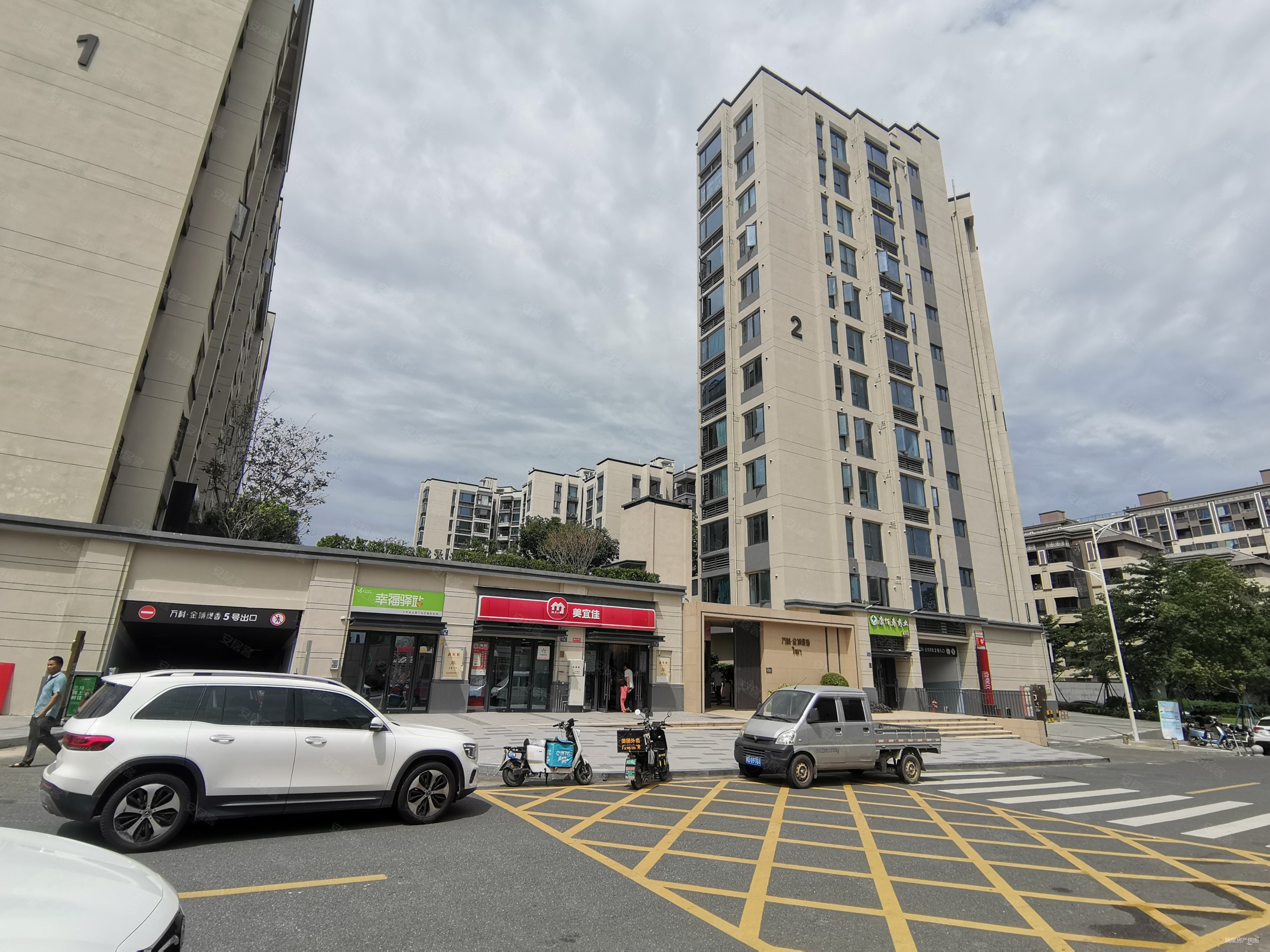 万科雅居乐金域缇香新房四房 开发商精装修中间楼层进出岛方便