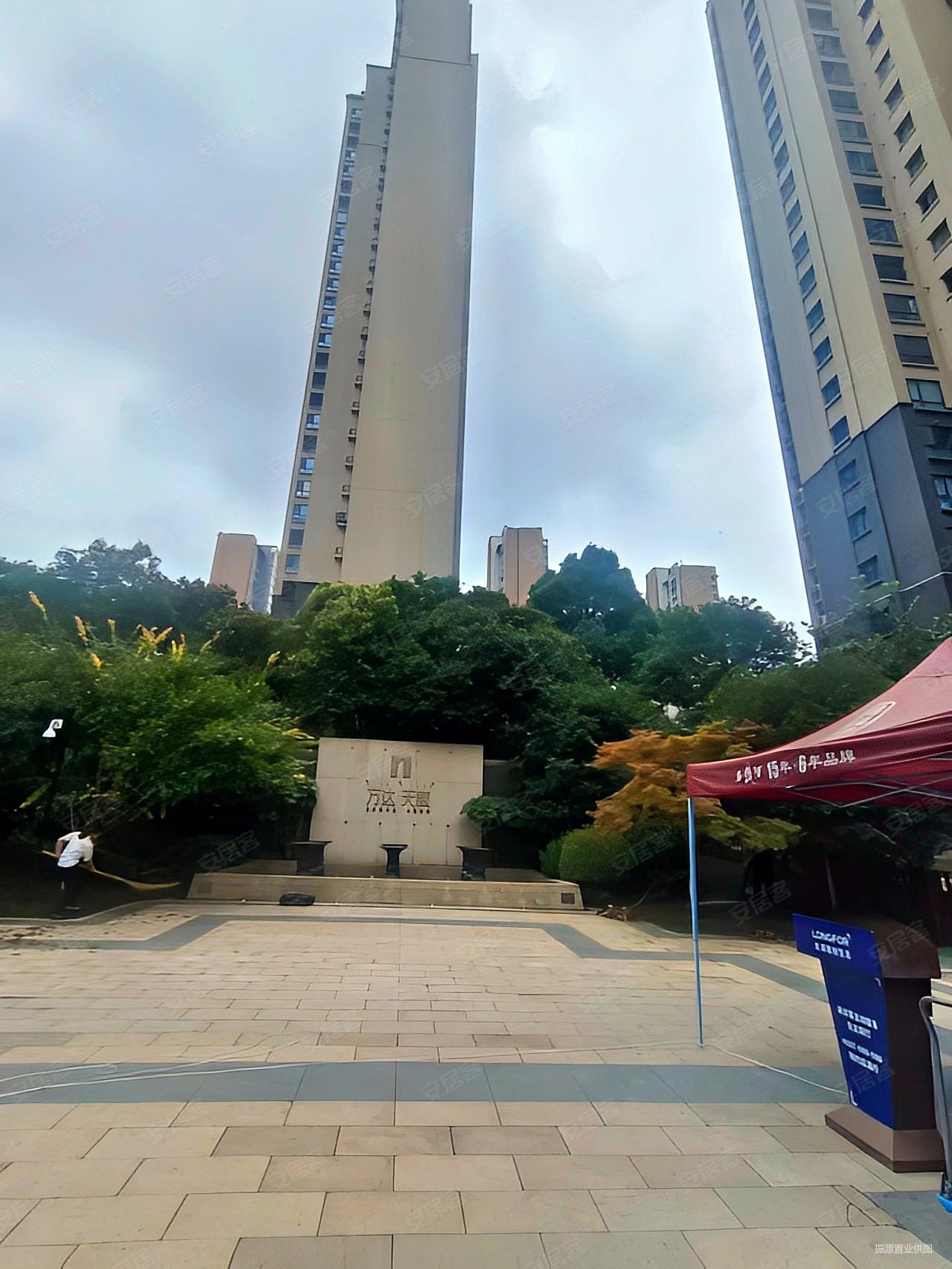 万达天樾两梯三户大三室中间楼层精装保持新价位可大谈