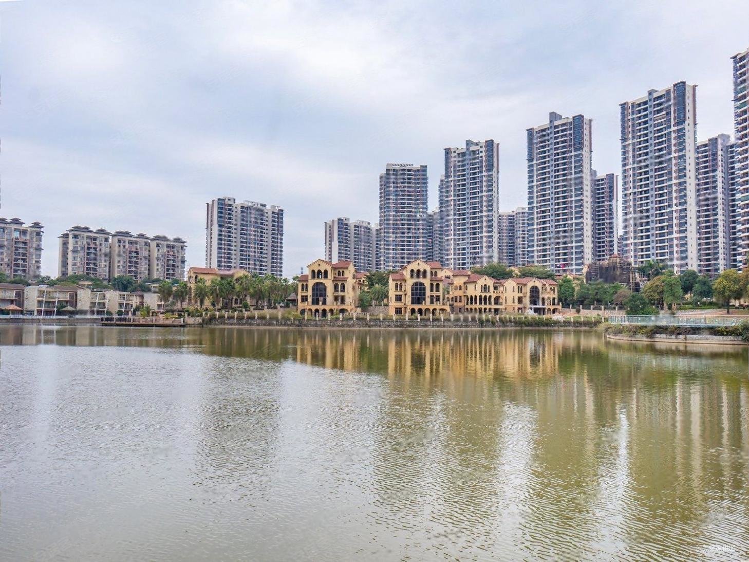 石竹山水园(别墅)5室3厅3卫168.32㎡南北215万