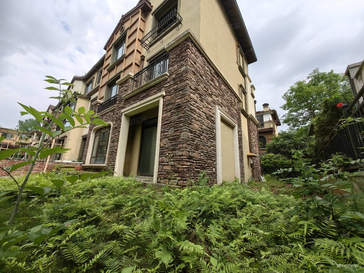 大竹林 南北通透联排端户别墅, 车位充足 临地铁 出行方便