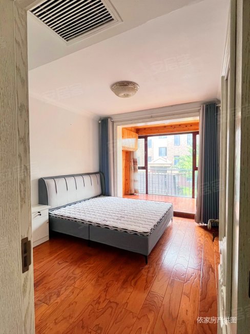 水岸豪庭一楼带负一带车位精装116