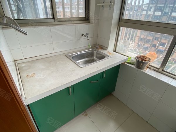 无锡宜兴新街新城苑(宜兴)氿街附近新城苑顶楼,2室,每月1300元出租