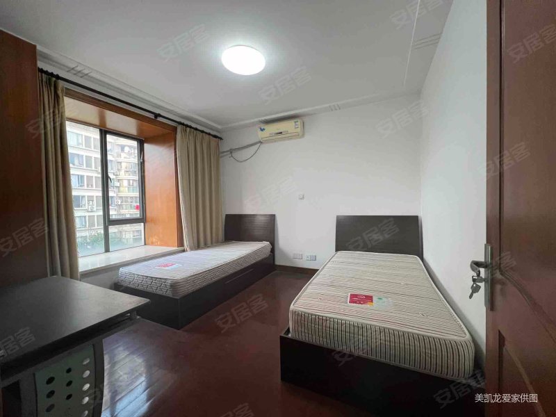 沈默花园电梯中层4房,近万达广场和地铁站,有车位,沈默花苑二手房,799