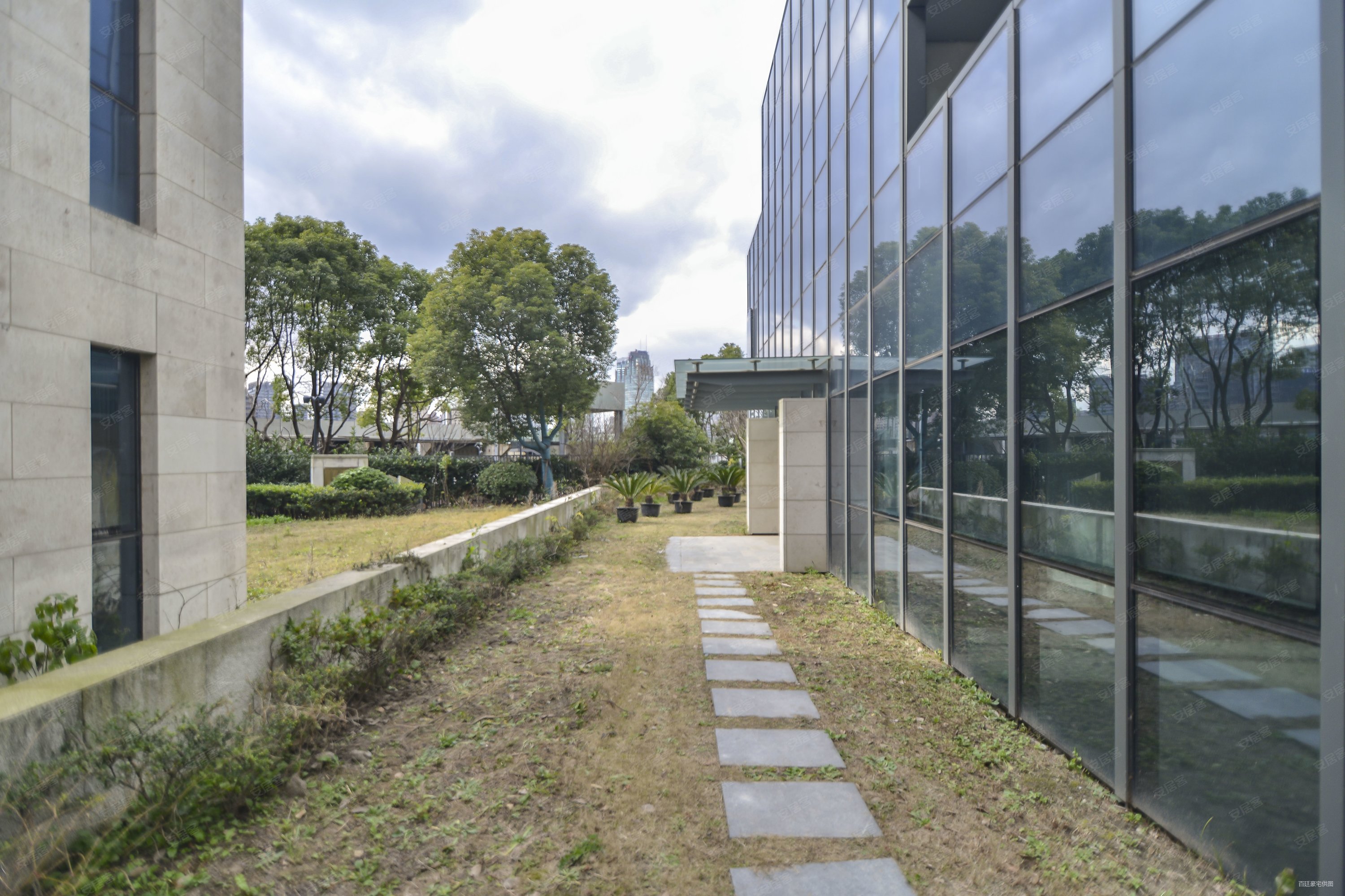 保利one565室2厅5卫778.2㎡南15500万