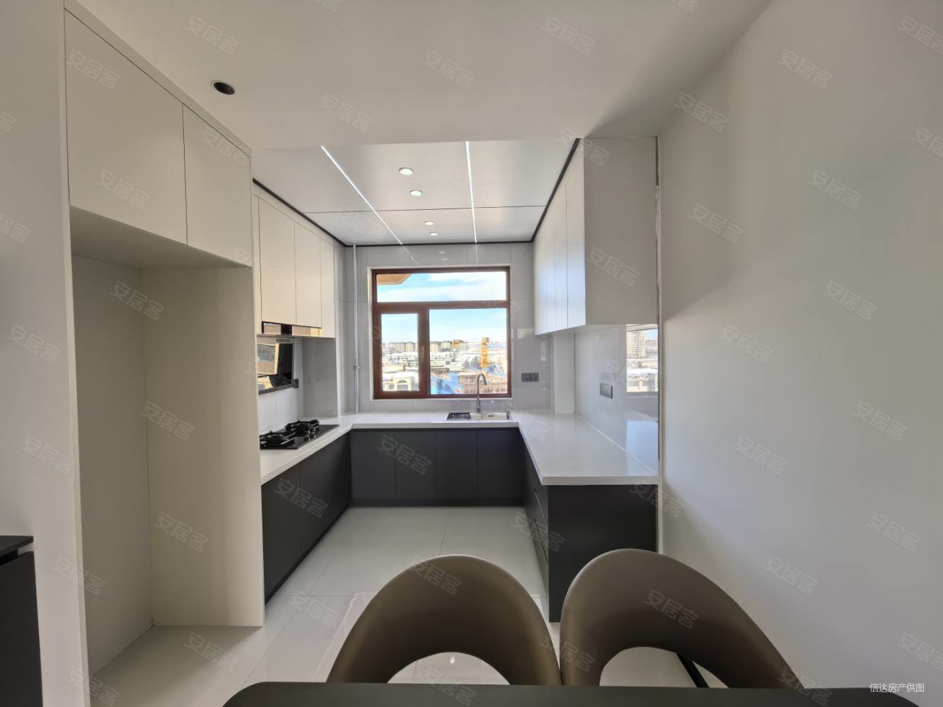 世纪嘉园3室2厅2卫141㎡南北93万