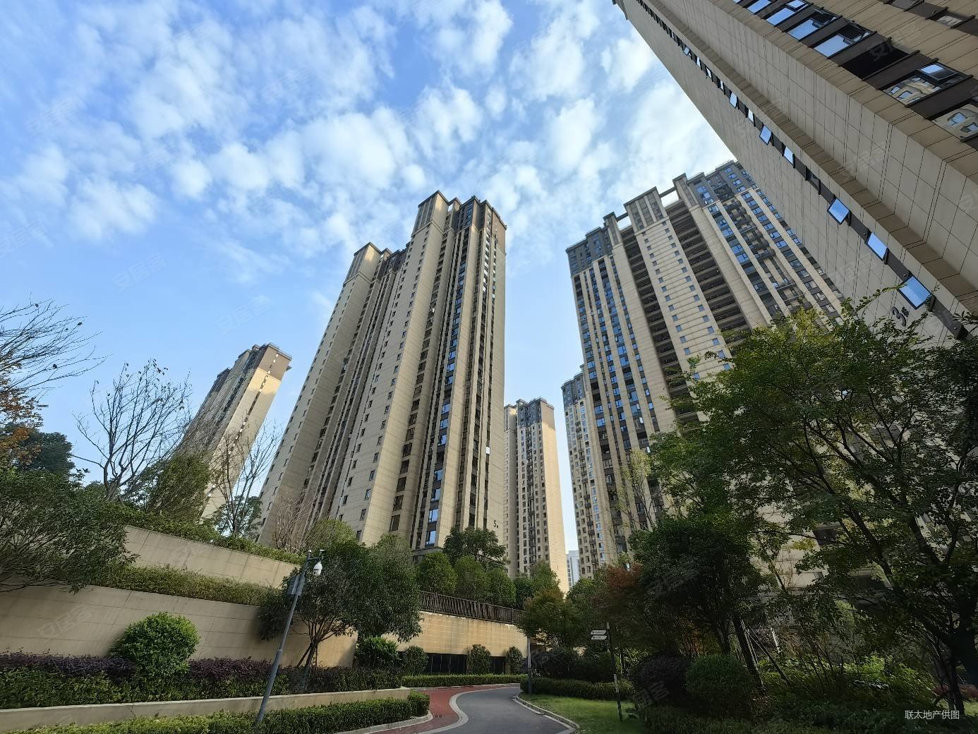 地铁口,中天星耀城复式楼,赠送60平,您的超值之选