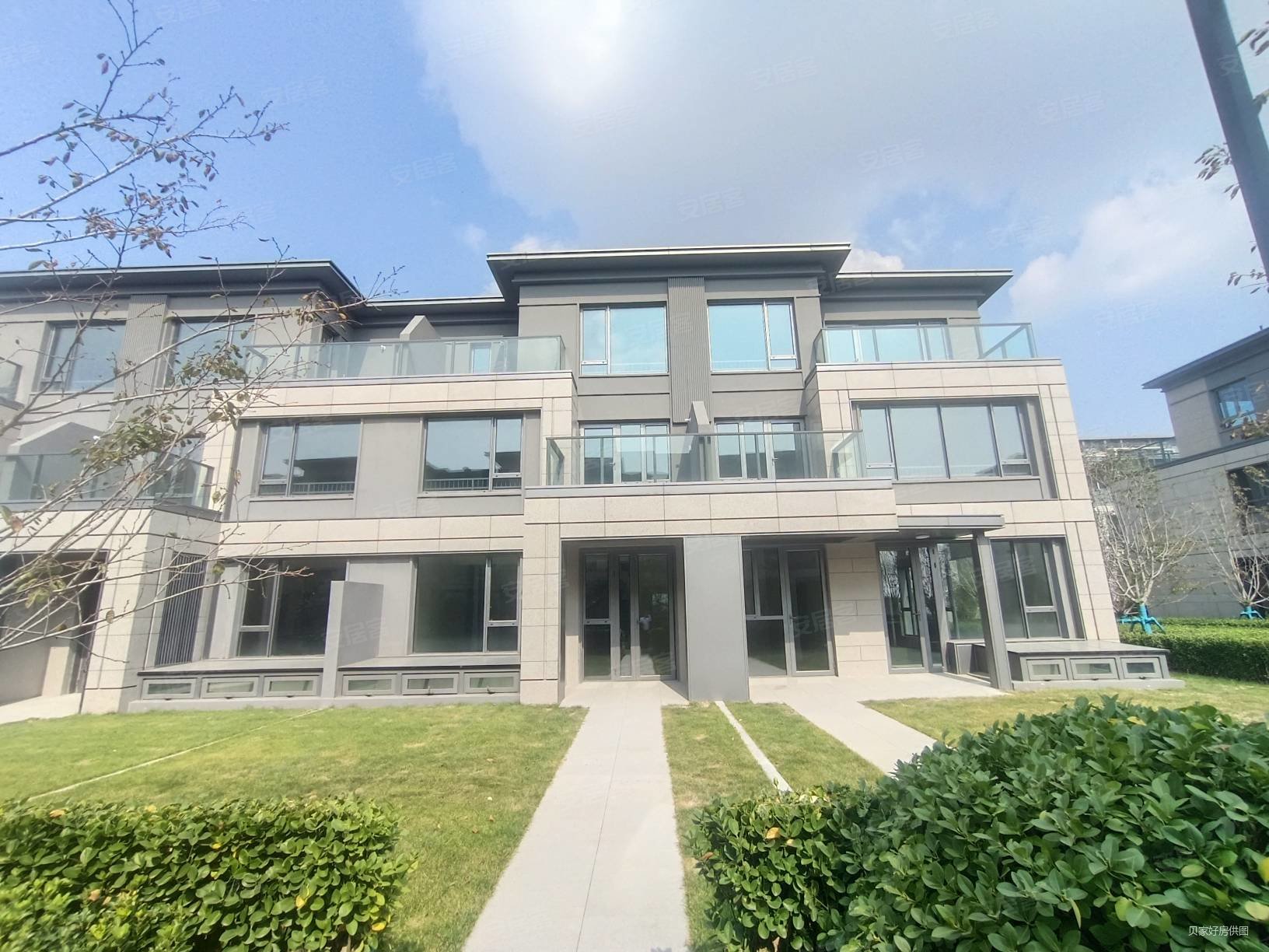 出售联排别墅边户 产证280平,赠送地下 成功人士必选,灵山湾壹号二手