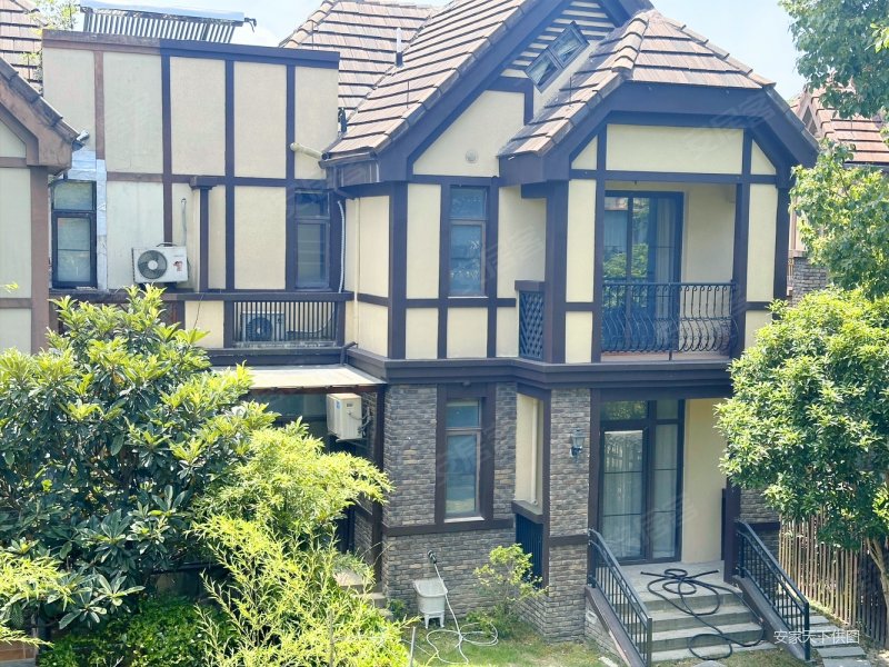 富力湾双拼边套大花园花园朝南靠近淀山湖真实在售看房门开着的