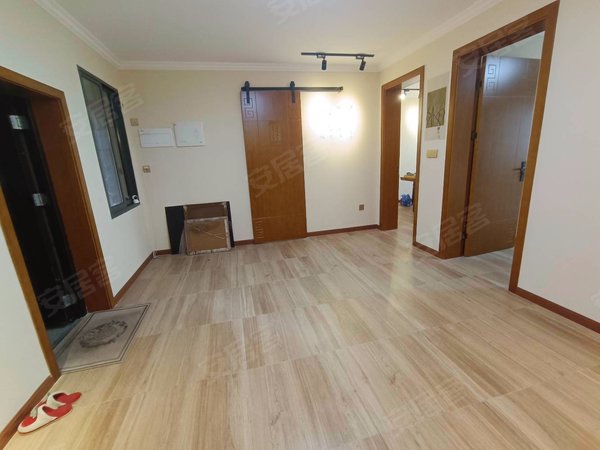 重庆沙坪坝陈家湾陈家湾小区商圈陈家湾,宽敞明亮,办公均家均可,配套