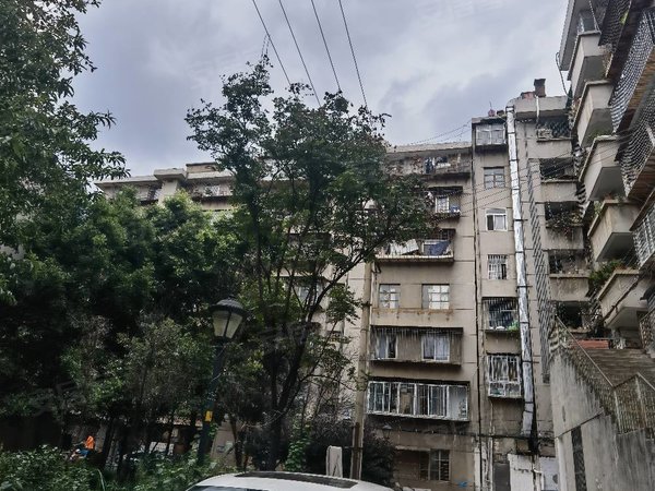 昆明西山金碧片区工人新村工人新村的小学对面一室带家具拧包入住出租