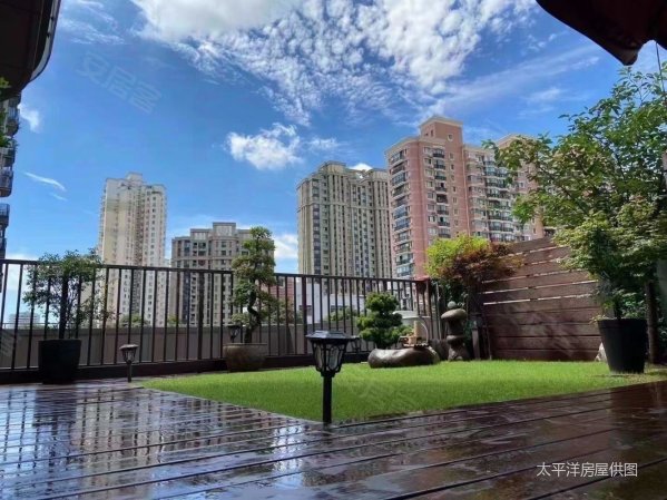 绿地海珀黄浦3室2厅2卫142.15㎡南北2800万