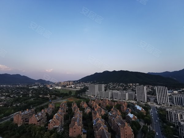 银湖花苑公寓六号线d口出站就到家 落地窗投影可月付拎包入住,富阳