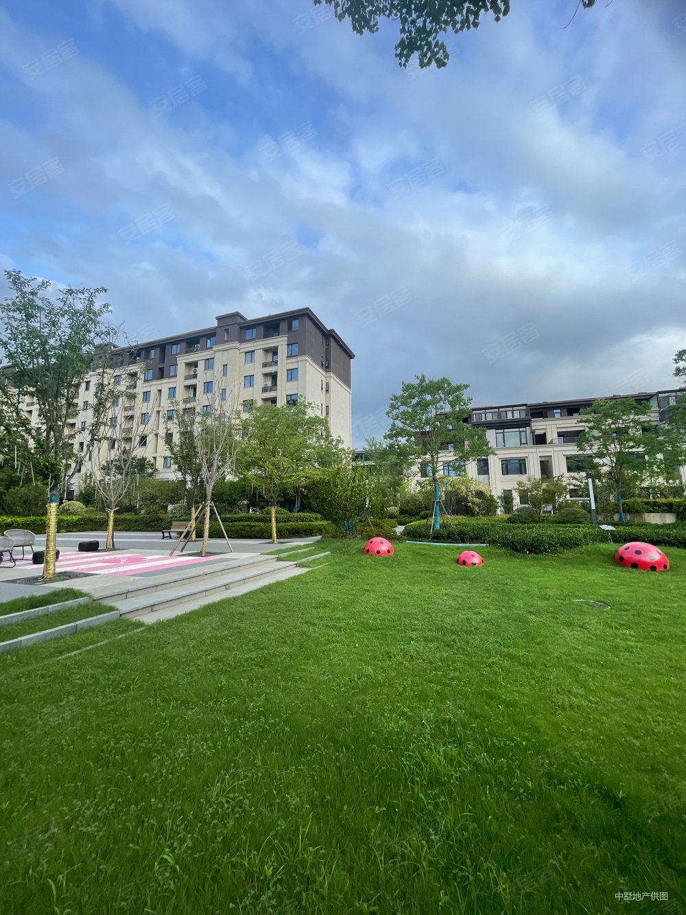 中海世家花园洋房带车位4房2厅2卫南北通透毛坯房