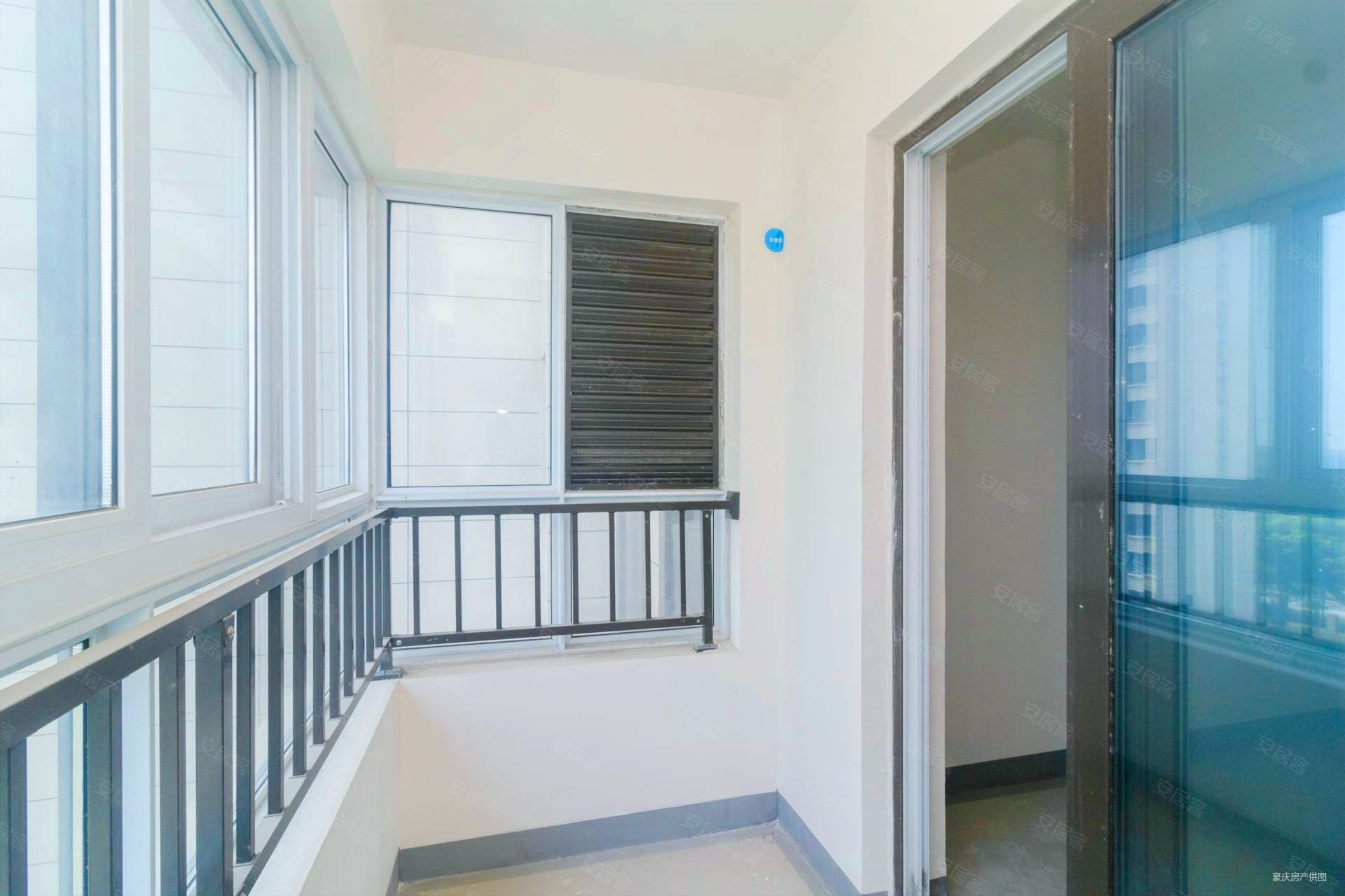 远洋万和云锦 南向采光好 次新房 有电梯 双卫 小三居