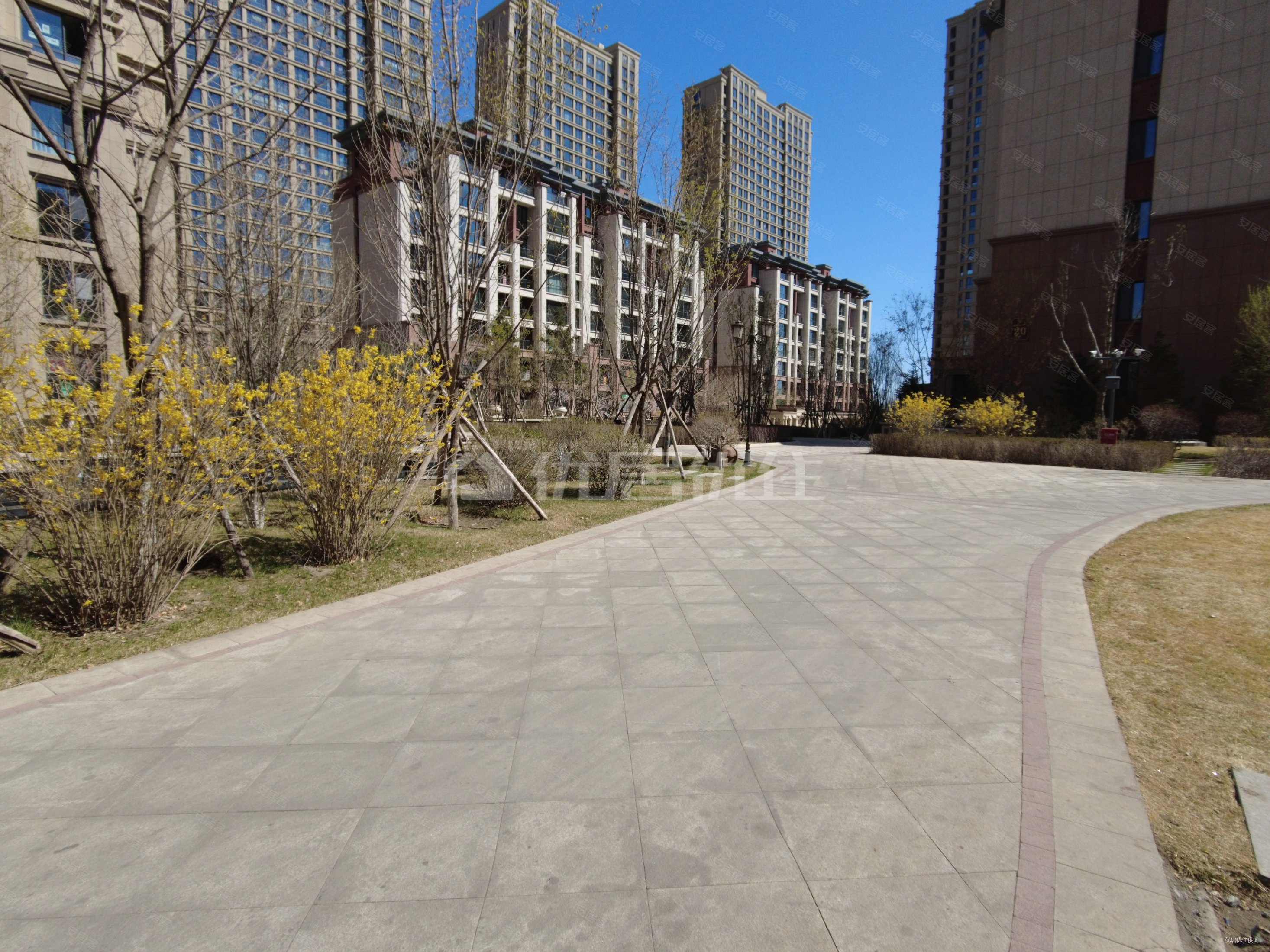 优居 龙庭国际b区22楼 精装修四室俩厅两卫 带车位 可单卖